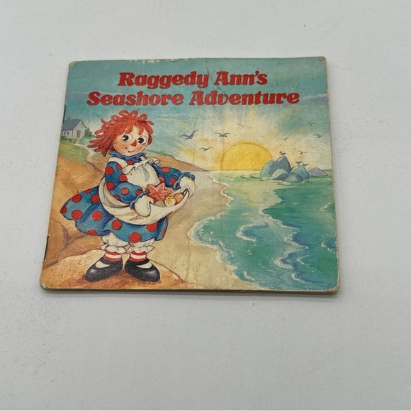 Raggedy Ann's Seashore Adventure Hardcover Michelle Davidson - Picture 1 of 3